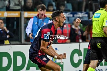 2024-11-09 - Gabriele Zappa of Cagliari Calcio, Esultanza, Joy After scoring goal, - CAGLIARI CALCIO VS AC MILAN - ITALIAN SERIE A - SOCCER