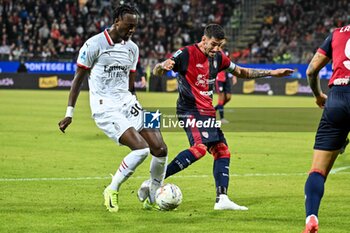 2024-11-09 - Alessandro Deiola of Cagliari Calcio, Tammy Abraham of AC Milan - CAGLIARI CALCIO VS AC MILAN - ITALIAN SERIE A - SOCCER