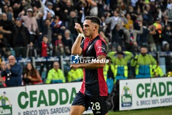 2024-11-09 - Gabriele Zappa of Cagliari Calcio, Esultanza, Joy After scoring goal, - CAGLIARI CALCIO VS AC MILAN - ITALIAN SERIE A - SOCCER