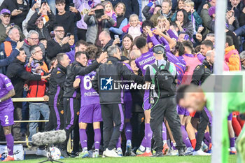 2024-11-10 - Fiorentina's Moise Kean celebrates with teammates after scoring the 3-1 goal - ACF FIORENTINA VS HELLAS VERONA FC - ITALIAN SERIE A - SOCCER