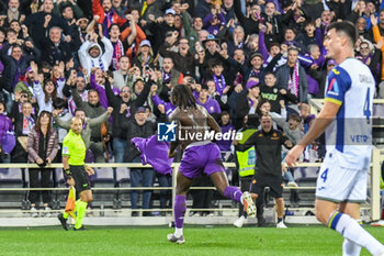 2024-11-10 - Fiorentina's Moise Kean celebrates with teammates after scoring the 3-1 goal - ACF FIORENTINA VS HELLAS VERONA FC - ITALIAN SERIE A - SOCCER