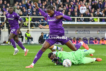 2024-11-10 - Fiorentina's Christian Kouame' passes Verona's Lorenzo Montipo' - ACF FIORENTINA VS HELLAS VERONA FC - ITALIAN SERIE A - SOCCER