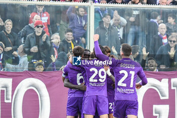 2024-11-10 - Fiorentina's Moise Kean celebrates with teammates after scoring the 2-1 goal - ACF FIORENTINA VS HELLAS VERONA FC - ITALIAN SERIE A - SOCCER