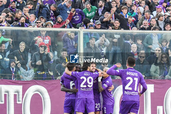 2024-11-10 - Fiorentina's Moise Kean celebrates with teammates after scoring the 2-1 goal - ACF FIORENTINA VS HELLAS VERONA FC - ITALIAN SERIE A - SOCCER