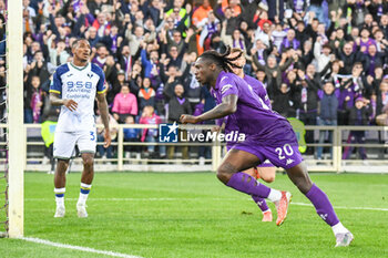 2024-11-10 - Fiorentina's Moise Kean celebrates with teammates after scoring the 2-1 goal - ACF FIORENTINA VS HELLAS VERONA FC - ITALIAN SERIE A - SOCCER