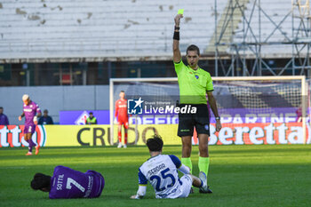 2024-11-10 - Referee Luca Zufferli warns Verona's Suat Serdar - ACF FIORENTINA VS HELLAS VERONA FC - ITALIAN SERIE A - SOCCER