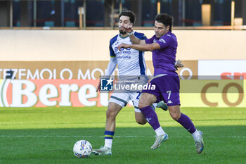 2024-11-10 - Fiorentina's Riccardo Sottil hampered by Verona's Suat Serdar - ACF FIORENTINA VS HELLAS VERONA FC - ITALIAN SERIE A - SOCCER