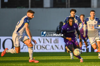 2024-11-10 - Fiorentina's Moise Kean hampered by Verona's Giangiacomo Magnani - ACF FIORENTINA VS HELLAS VERONA FC - ITALIAN SERIE A - SOCCER