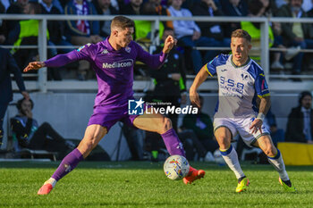 2024-11-10 - Fiorentina's Robin Everardus Gosens fights for the ball against Verona's Tomas Suslov - ACF FIORENTINA VS HELLAS VERONA FC - ITALIAN SERIE A - SOCCER