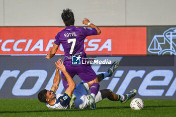 2024-11-10 - Fiorentina's Riccardo Sottil is fouled by Verona's Diego Coppola - ACF FIORENTINA VS HELLAS VERONA FC - ITALIAN SERIE A - SOCCER