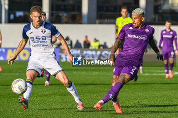 2024-11-10 - Fiorentina's Dodo fights for the ball against Verona's Darko Lazovic - ACF FIORENTINA VS HELLAS VERONA FC - ITALIAN SERIE A - SOCCER