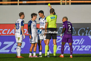 2024-11-10 - Referee Luca Zufferli warns Verona's Diego Coppola - ACF FIORENTINA VS HELLAS VERONA FC - ITALIAN SERIE A - SOCCER