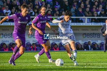 2024-11-10 - Verona's Suat Serdar kicks towards the goal against Fiorentina's Luca Ranieri - ACF FIORENTINA VS HELLAS VERONA FC - ITALIAN SERIE A - SOCCER