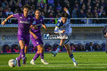 2024-11-10 - Verona's Suat Serdar kicks towards the goal against Fiorentina's Luca Ranieri - ACF FIORENTINA VS HELLAS VERONA FC - ITALIAN SERIE A - SOCCER