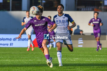 2024-11-10 - Fiorentina's Edoardo Bove fights for the ball against Verona's Abdoulrahmane Harroui - ACF FIORENTINA VS HELLAS VERONA FC - ITALIAN SERIE A - SOCCER