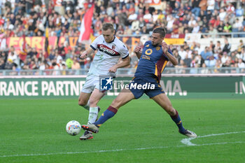 2024-11-10 - Bologna's Tommaso Pobega and Roma’s Bryan Cristante during the Italian Football Championship League A Enilive 2024/2025 match between AS Roma vs Bologna FC at the Olimpic Stadium in Rome on 10 November 2024. - AS ROMA VS BOLOGNA FC - ITALIAN SERIE A - SOCCER