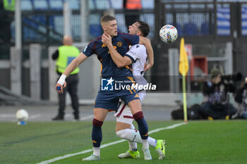 2024-11-10 - Roma’s Artem Dovbyk and Bologna's Sam Beukema during the Italian Football Championship League A Enilive 2024/2025 match between AS Roma vs Bologna FC at the Olimpic Stadium in Rome on 10 November 2024. - AS ROMA VS BOLOGNA FC - ITALIAN SERIE A - SOCCER