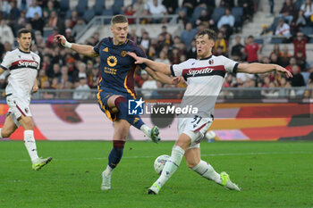 2024-11-10 - Roma’s Artem Dovbyk and Bologna's Sam Beukema during the Italian Football Championship League A Enilive 2024/2025 match between AS Roma vs Bologna FC at the Olimpic Stadium in Rome on 10 November 2024. - AS ROMA VS BOLOGNA FC - ITALIAN SERIE A - SOCCER