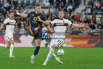 2024-11-10 - Roma’s Artem Dovbyk and Bologna's Sam Beukema during the Italian Football Championship League A Enilive 2024/2025 match between AS Roma vs Bologna FC at the Olimpic Stadium in Rome on 10 November 2024. - AS ROMA VS BOLOGNA FC - ITALIAN SERIE A - SOCCER