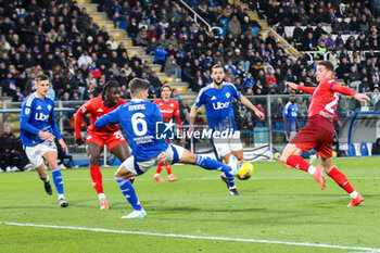 2024-11-24 - Alessio Iovine(Como 1907) competes for the ball with Robin Gosens(ACF Fiorentina) Soccer - Italian ,Serie A - Como 1907 vs ACF Fiorentina , 2024-25 game at Stadio Giuseppe Sinigaglia in Como (CO), Italy, 24.11.2024. Photo by Marius Bunduc/LiveMedia - COMO 1907 VS ACF FIORENTINA - ITALIAN SERIE A - SOCCER