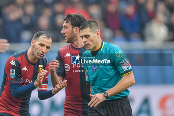 2024-11-24 - Milan Badelj (Genoa) - Mattia Bani (Genoa) The Referee of the match Simone Sozza to Seregno - GENOA CFC VS CAGLIARI CALCIO - ITALIAN SERIE A - SOCCER