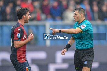 2024-11-24 - Mattia Bani (Genoa) The Referee of the match Simone Sozza to Seregno - GENOA CFC VS CAGLIARI CALCIO - ITALIAN SERIE A - SOCCER