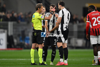 2024-11-23 - Referee Daniele Chiffi shows yellow card to Federico Gatti of Juventus during the Italian Serie A football match between IAC Milan and FC Juventus on November 23, 2024 at Giuseppe Meazza San Siro Siro stadium in Milan, Italy - AC MILAN VS JUVENTUS FC - ITALIAN SERIE A - SOCCER