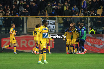 2024-11-23 - Ademola Lookman (Atalanta BC) celebrates with teammates after scoring the goal of 1-3 - PARMA CALCIO VS ATALANTA BC - ITALIAN SERIE A - SOCCER