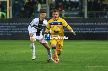 2024-11-23 - Mateo Retegui (Atalanta BC) in action against Enrico Delprato (Parma Calcio) - PARMA CALCIO VS ATALANTA BC - ITALIAN SERIE A - SOCCER