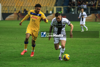 2024-11-23 - Emanuele Valeri (Parma Calcio) fights for the ball against Ederson (Atalanta BC) - PARMA CALCIO VS ATALANTA BC - ITALIAN SERIE A - SOCCER