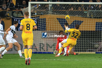 2024-11-23 - Zion Suzuki (Parma Calcio) saves the ball - PARMA CALCIO VS ATALANTA BC - ITALIAN SERIE A - SOCCER