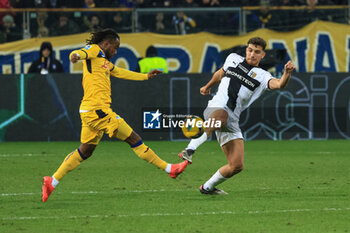 2024-11-23 - Botond Balogh (Parma Calcio) fights for the ball against Ademola Lookman (Atalanta BC) - PARMA CALCIO VS ATALANTA BC - ITALIAN SERIE A - SOCCER