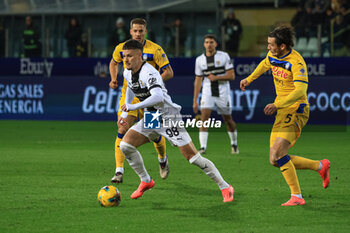 2024-11-23 - Dennis Man (Parma Calcio) fights for the ball - PARMA CALCIO VS ATALANTA BC - ITALIAN SERIE A - SOCCER