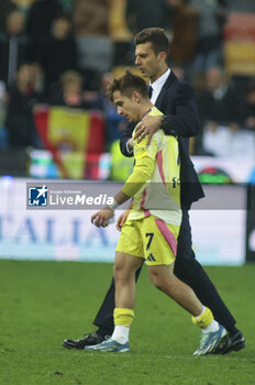 2024-11-02 - Thiago Motta Head Coach of Juventus FC speaks to Francisco Conceicao of Juventus FC at the end of Udinese Calcio vs Juventus FC, 11° Serie A Enilive 2024-25 game at Bluenergy stadium in Udine (UD), Italy, on November 02, 2024. - UDINESE CALCIO VS JUVENTUS FC - ITALIAN SERIE A - SOCCER