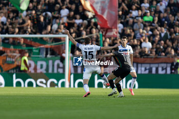 2024-10-20 - Venezia’s Gaetano Oristanio in action against Atalanta’s Marten De Roon during the Italian Serie A soccer championship football match between Venezia FC and Atalanta BC at Pierluigi Penzo Stadium on October 20th, 2024, Venezia, Italy - VENEZIA FC VS ATALANTA BC - ITALIAN SERIE A - SOCCER