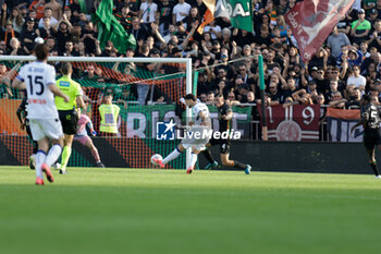 2024-10-20 - Atalanta’s Lazar Samardzic in action against Venezia’s Jay Idzes during the Italian Serie A soccer championship football match between Venezia FC and Atalanta BC at Pierluigi Penzo Stadium on October 20th, 2024, Venezia, Italy - VENEZIA FC VS ATALANTA BC - ITALIAN SERIE A - SOCCER