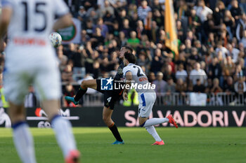 2024-10-20 - Venezia’s Jay Idzes in action against Atalanta’s Matteo Ruggeri during the Italian Serie A soccer championship football match between Venezia FC and Atalanta BC at Pierluigi Penzo Stadium on October 20th, 2024, Venezia, Italy - VENEZIA FC VS ATALANTA BC - ITALIAN SERIE A - SOCCER