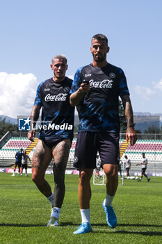 2024-07-26 - Napoli's Italian defender Pasquale Mazzocchi and Napoli's Italian defender Leonardo Spinazzola during SSC Napoli's 2024-25 preseason training camp in Castel Di Sangro, Abruzzo, Italy. - NAPOLI - PRESS CONFERENCE AND TRAINING - ITALIAN SERIE A - SOCCER