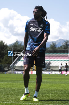 2024-07-26 - Napoli's Cameroonian midfielder Andre Frank Zambo Anguissa during SSC Napoli's 2024-25 preseason training camp in Castel Di Sangro, Abruzzo, Italy. - NAPOLI - PRESS CONFERENCE AND TRAINING - ITALIAN SERIE A - SOCCER