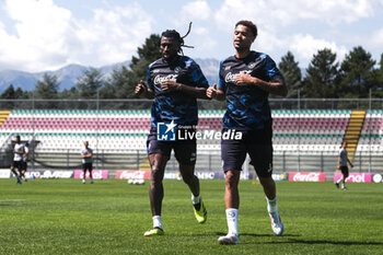 2024-07-26 - Napoli's Cameroonian midfielder Andre Frank Zambo Anguissa and Napoli's Belgian forward Cyril Ngonge during SSC Napoli's 2024-25 preseason training camp in Castel Di Sangro, Abruzzo, Italy. - NAPOLI - PRESS CONFERENCE AND TRAINING - ITALIAN SERIE A - SOCCER