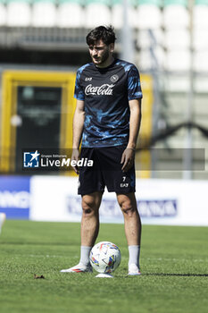 2024-07-26 - Napoli's Georgian forward Khvicha Kvaratskhelia during SSC Napoli's 2024-25 preseason training camp in Castel Di Sangro, Abruzzo, Italy. - NAPOLI - PRESS CONFERENCE AND TRAINING - ITALIAN SERIE A - SOCCER