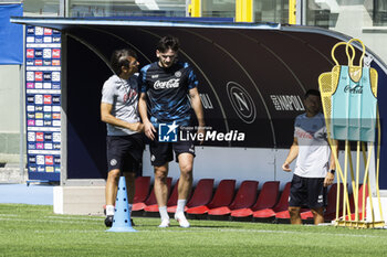 2024-07-26 - Napoli's Georgian forward Khvicha Kvaratskhelia and ssc napoli’ match analyst Gianluca Conte during SSC Napoli's 2024-25 preseason training camp in Castel Di Sangro, Abruzzo, Italy. - NAPOLI - PRESS CONFERENCE AND TRAINING - ITALIAN SERIE A - SOCCER