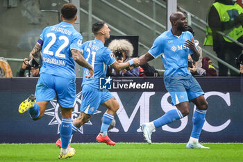 2024-10-29 - Romelu LUKAKU of Napoli celebrate his goal with Matteo POLITANO of Napoli and Giovanni DI LORENZO of Napoli during the Italian championship Serie A football match between AC Milan and SSC Napoli on 29 October 2024 at San Siro stadium in Milan, Italy - FOOTBALL - ITALIAN CHAMP - MILAN V NAPOLI - ITALIAN SERIE A - SOCCER