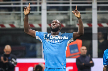 2024-10-29 - Romelu LUKAKU of Napoli celebrates his goal during the Italian championship Serie A football match between AC Milan and SSC Napoli on 29 October 2024 at San Siro stadium in Milan, Italy - FOOTBALL - ITALIAN CHAMP - MILAN V NAPOLI - ITALIAN SERIE A - SOCCER