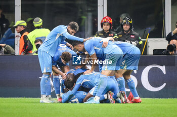 2024-10-29 - Khvicha KVARATSKHELIA of Napoli celebrate his goal with teammates during the Italian championship Serie A football match between AC Milan and SSC Napoli on 29 October 2024 at San Siro stadium in Milan, Italy - FOOTBALL - ITALIAN CHAMP - MILAN V NAPOLI - ITALIAN SERIE A - SOCCER