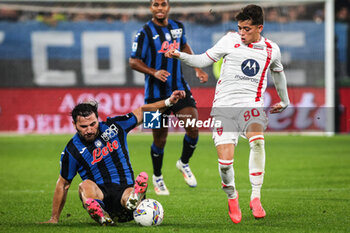 2024-10-30 - Sead KOLASINAC of Atalanta and Samuele VIGNATO of AC Monza during the Italian championship Serie A football match between Atalanta BC and AC Monza on 30 October 2024 at Gewiss Stadium in Bergamo, Italy - ATALANTA VS MONZA - ITALIAN SERIE A - SOCCER