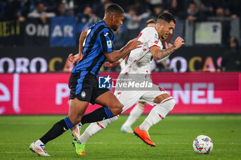 2024-10-30 - Isak HIEN of Atalanta and Dany MOTA of AC Monza during the Italian championship Serie A football match between Atalanta BC and AC Monza on 30 October 2024 at Gewiss Stadium in Bergamo, Italy - ATALANTA VS MONZA - ITALIAN SERIE A - SOCCER