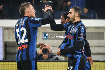 2024-10-30 - Davide ZAPPACOSTA of Atalanta celebrate his goal with Mateo RETEGUI of Atalanta and Juan CUADRADO of Atalanta during the Italian championship Serie A football match between Atalanta BC and AC Monza on 30 October 2024 at Gewiss Stadium in Bergamo, Italy - ATALANTA VS MONZA - ITALIAN SERIE A - SOCCER