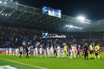 2024-10-30 - The teams enters into the field during the Italian championship Serie A football match between Atalanta BC and AC Monza on 30 October 2024 at Gewiss Stadium in Bergamo, Italy - ATALANTA VS MONZA - ITALIAN SERIE A - SOCCER