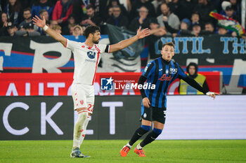 2024-10-30 - Pablo Mari (AC Monza) and Mateo Retegui (Atalanta BC) during the Italian championship Serie A football match between Atalanta BC and AC Monza on 30 October 2024 at Gewiss Stadium in Bergamo, Italy - ATALANTA VS MONZA - ITALIAN SERIE A - SOCCER